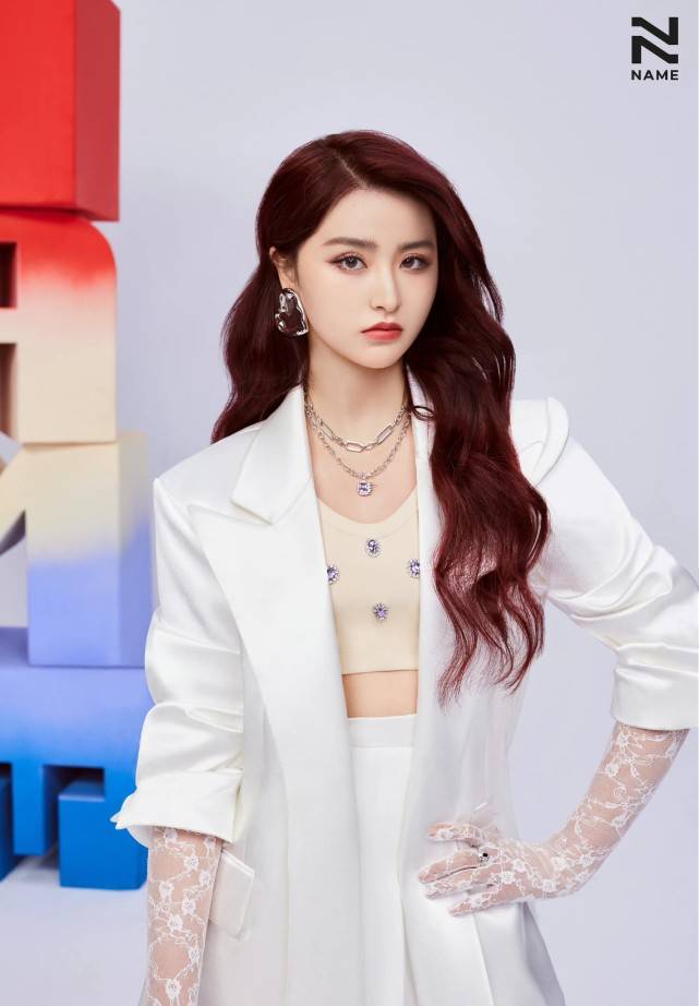 内地|金子涵加入乐华新女团，公式照被吐槽无美工，造型身材管理引争议