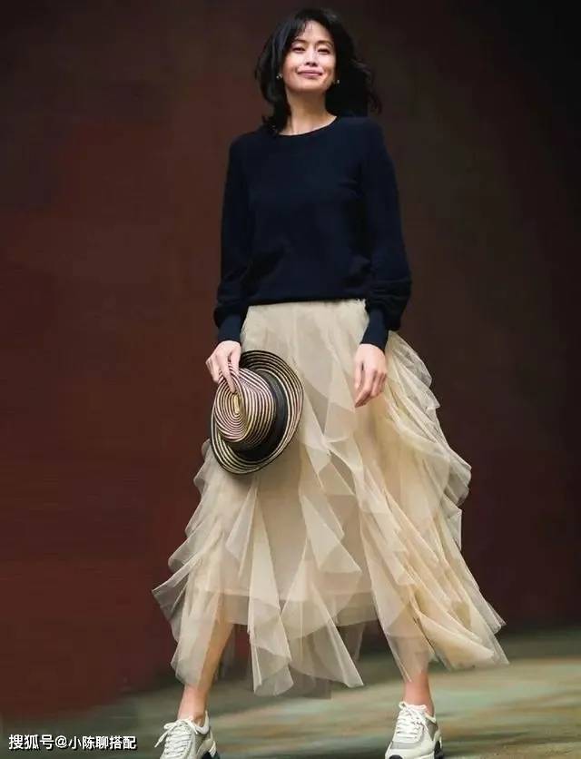 服装 冬季穿搭如何美又靓？学会裙子的“高雅穿搭”，分分钟脱颖而出