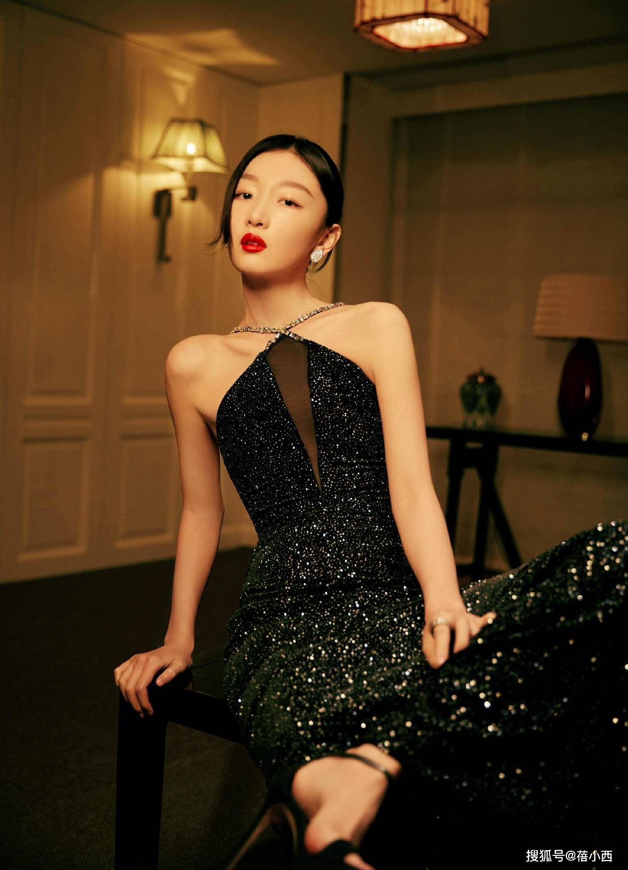 注入 周冬雨的气质藏在骨子里,穿黑色挂脖亮片裙亮相,一般人驾驭不了