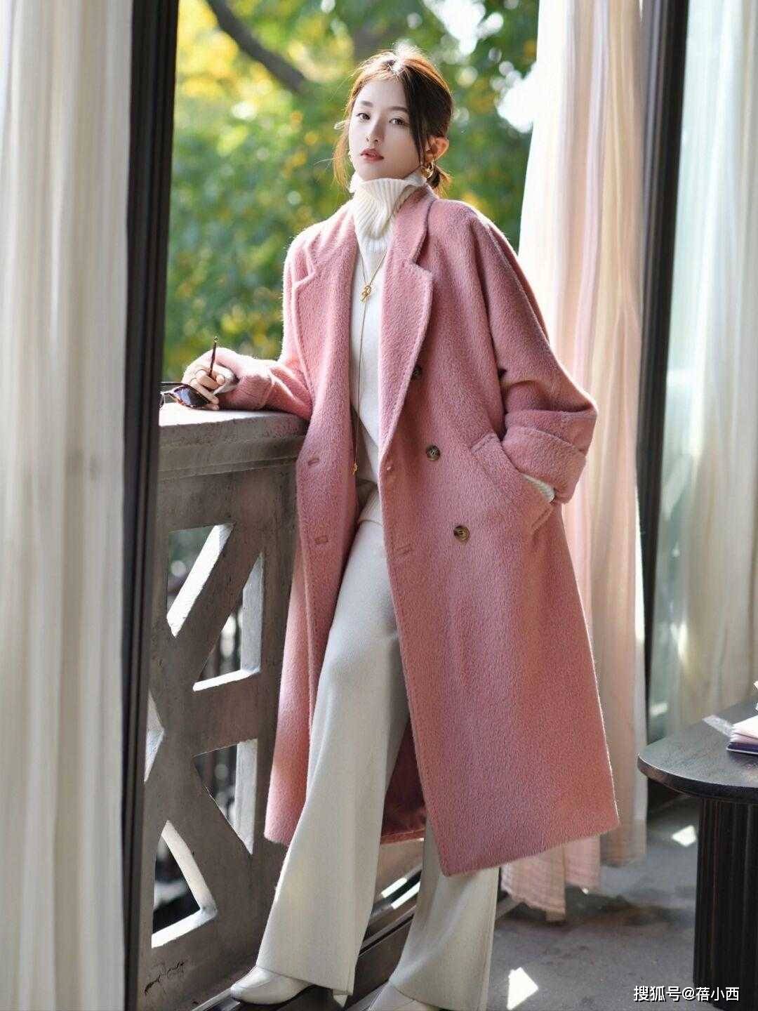 高领衫 不管奔三奔四，买大衣就选“樱花粉”减龄色，穿上不动声色就很美