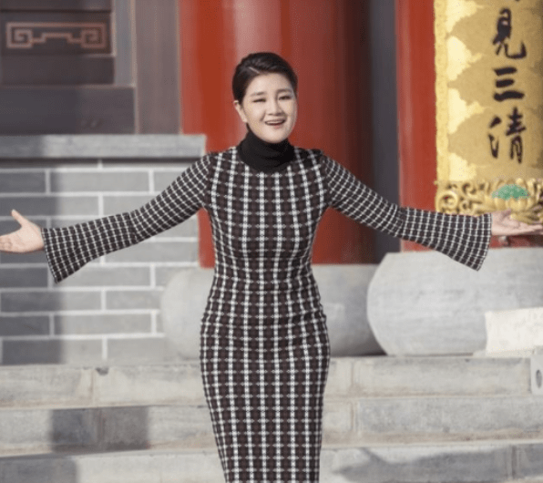 从火遍全国的歌手,到一夜之间销声匿迹,降央卓玛究竟做了什么?