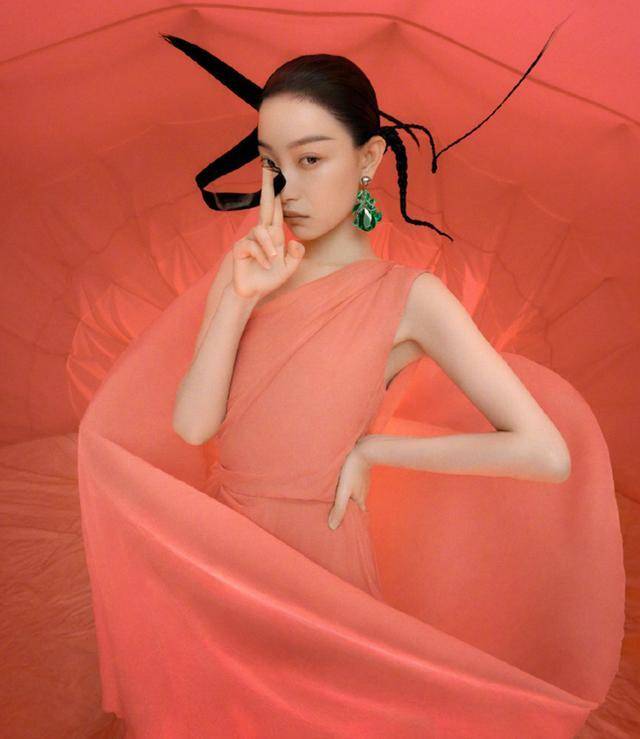 网友 倪妮杂志照造型迷惑,发型飞扬似昆虫,网友:是我不懂时尚