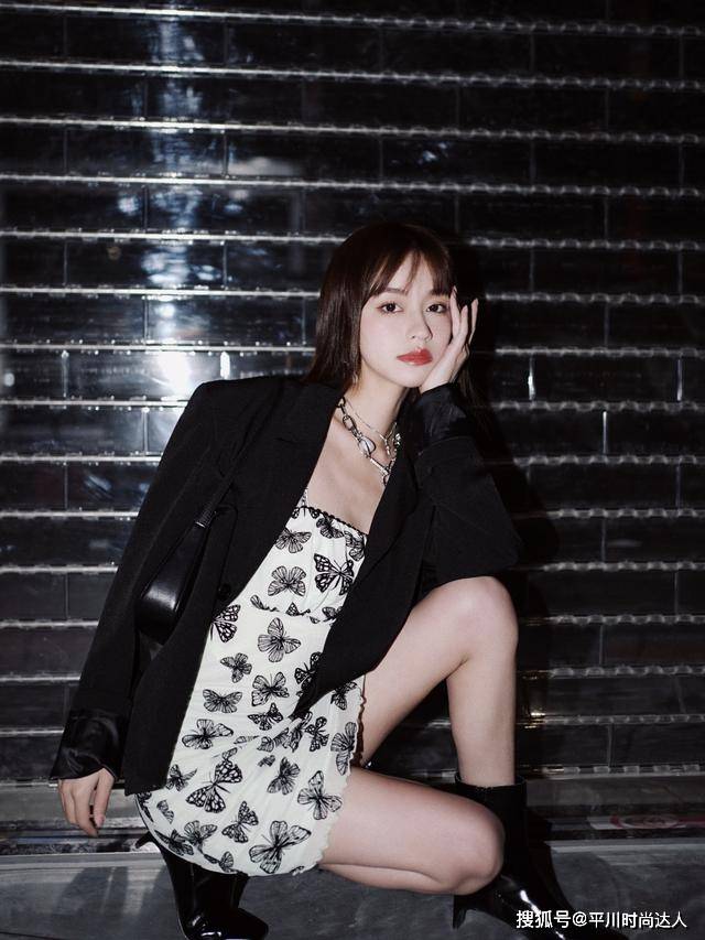 高跟鞋 最近流行的“西装+连衣裙”,这样穿又A又甜,还特显气质!