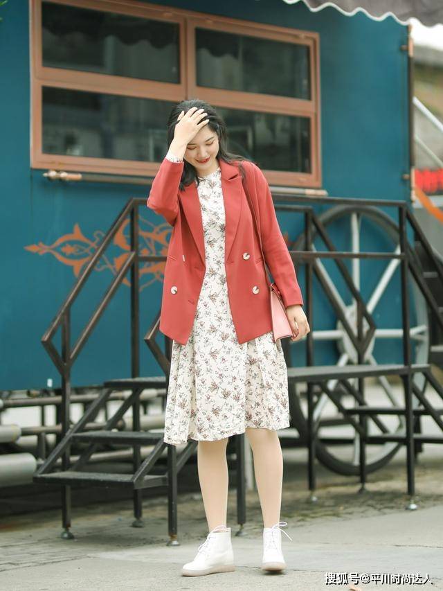高跟鞋 最近流行的“西装+连衣裙”,这样穿又A又甜,还特显气质!