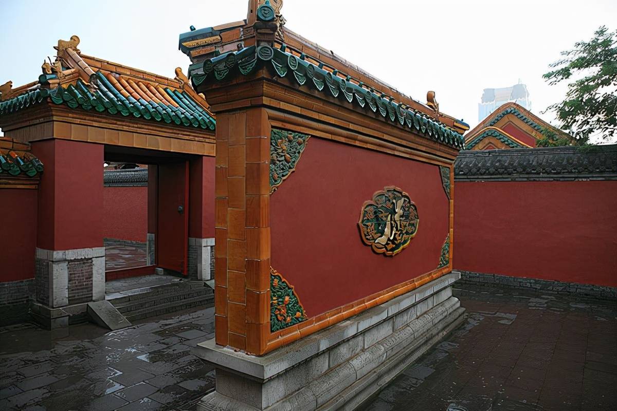 影壁,又叫照壁,影墙,照墙,是中国传统庭院中立于大门