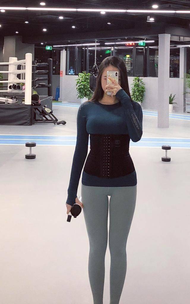 原创瑜伽裤出街的美女晒出了自己的美蛇腰