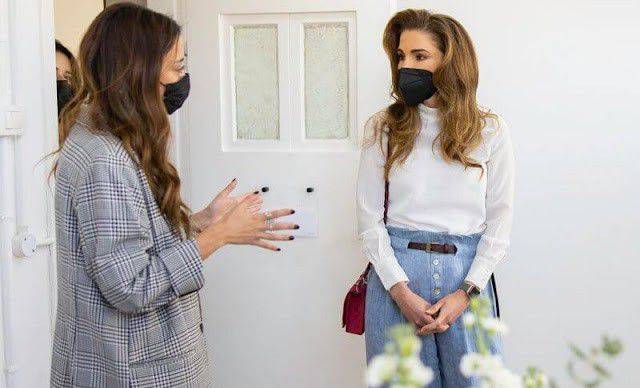 丝绸 半高领的丝绸卫衣+天蓝色的阔腿裤