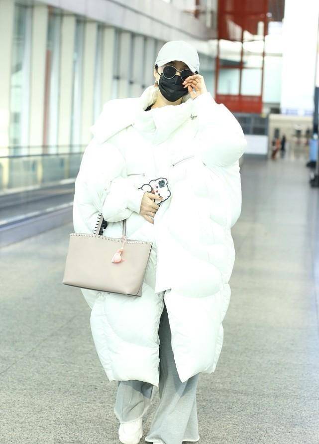 服装 一年四季都能穿的白色,咋能穿出个性?看看范冰冰的白色穿搭