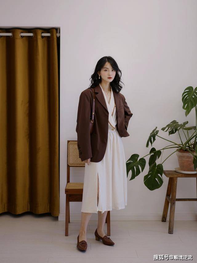 乐福 今秋流行的“连衣裙+乐福鞋”,这么穿洋气有气质,值得借鉴