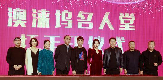 魅力 田海蓉真会选场所!穿黑西装芦苇荡拍片太明智,咬芦苇草美上三分