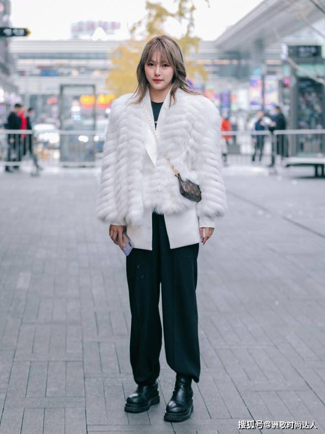 黑色 秋冬,“小黑裤”怎么穿不普通?选对款式是第一步,配色才是关键