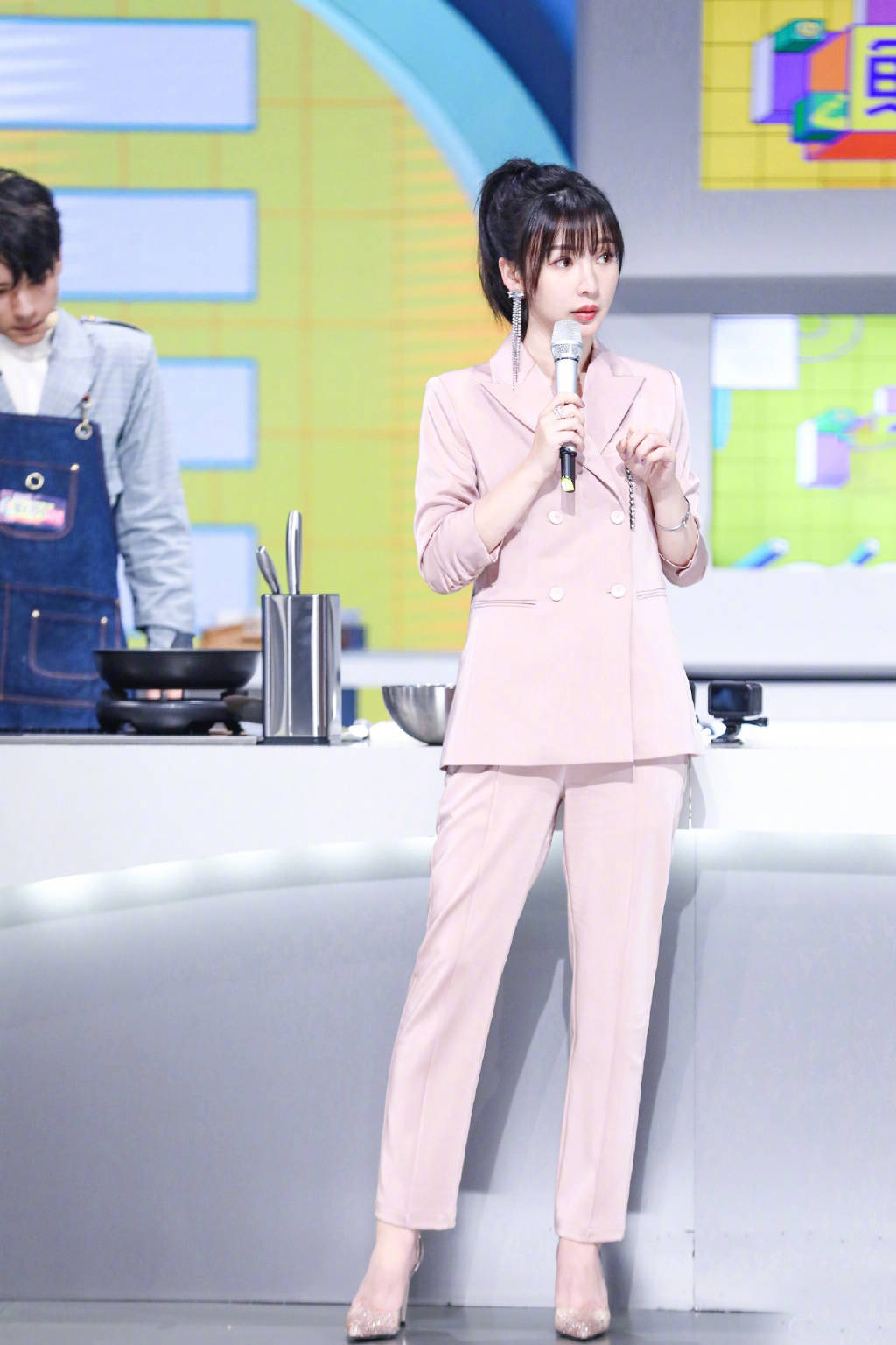 西裤 柳岩变身“气质美女”，西装+印花衬衫穿得清雅知性，都不敢认了