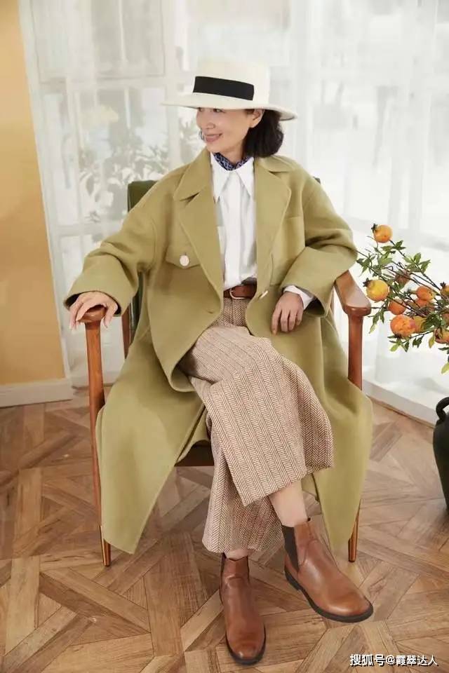 廓形 冬季穿衣“宜厚不宜薄”，40+女人学学三木妈妈的穿搭，更显优雅气质