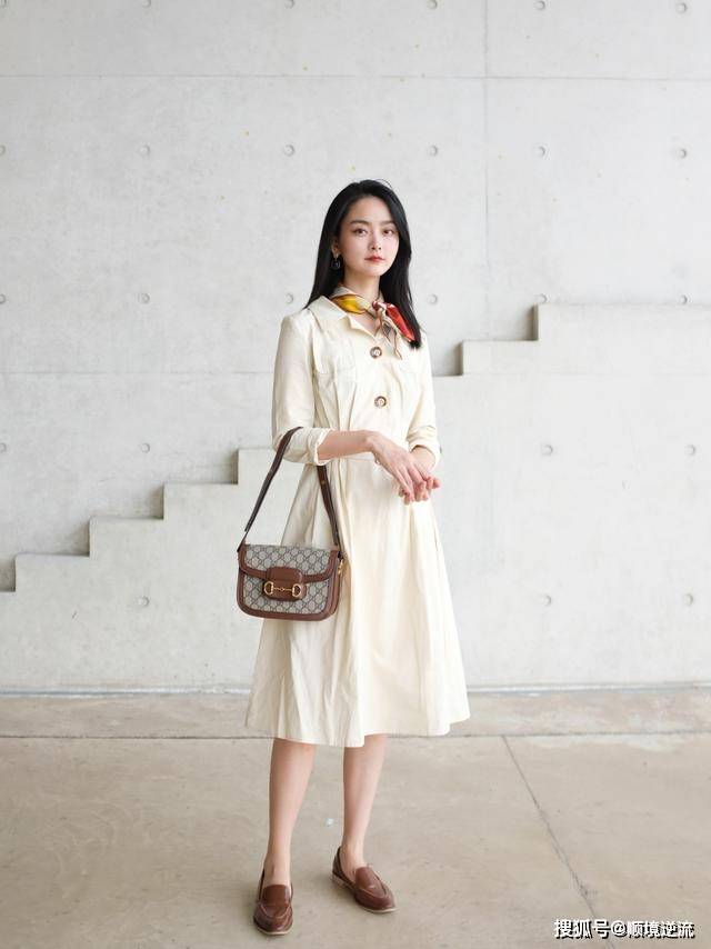 乐福 今秋流行的“连衣裙+乐福鞋”,这么穿洋气有气质,值得借鉴