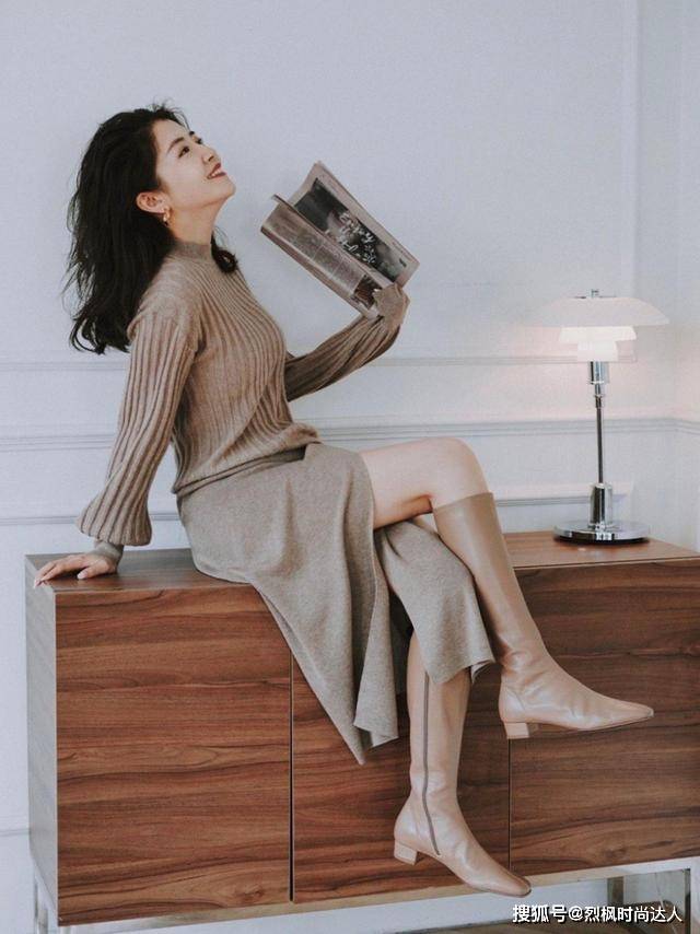 显得 女人到了中年，尽量少穿大衣打底裤，学三木博主这样穿，优雅时髦