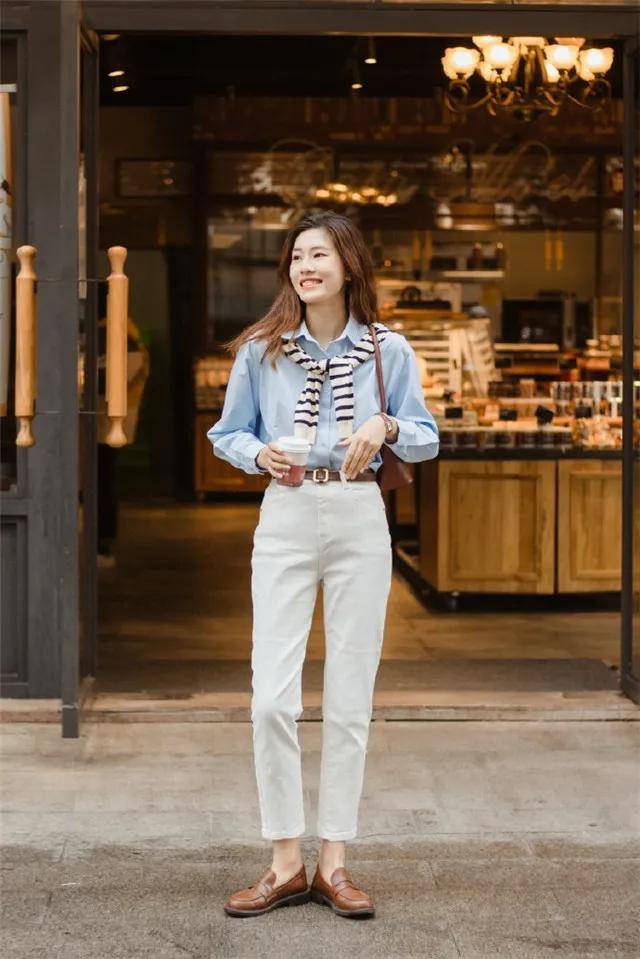 方头凉鞋绝对是今年最受欢迎的一种,这类方头凉鞋的穿搭很休闲,搭配的