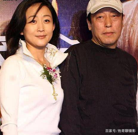 因为|60岁倪大红近照，隐瞒了30年的才女老婆，原来是我们熟悉的她