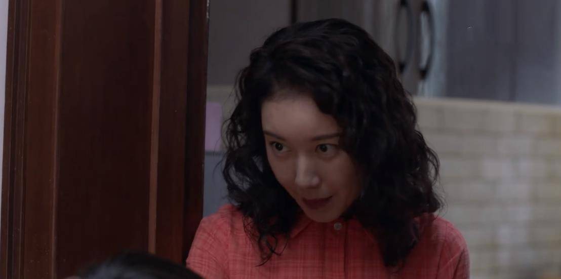 演技|《谁是凶手》首播：赵丽颖眼眶凹陷显疲态，没出场却被嘲演技最差