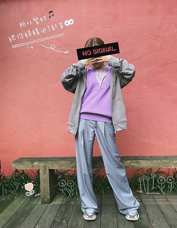 身材 吴昕对镜自拍成瘾，近照肌肤细腻不像37岁，拍照姿势越来越网红了