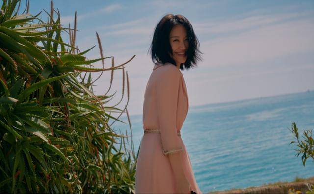 长裙 许晴的“气质”可真惊艳，穿衬衫长裙“蚂蚁腰”吸睛，51岁很有料