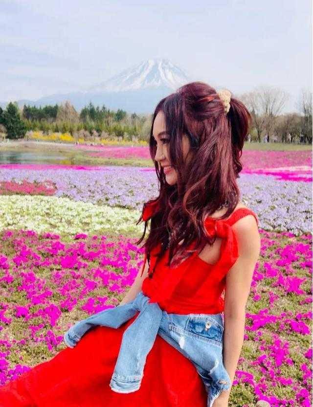 身材 温碧霞终于将头发扎起来！一撮高马尾搭配红裙明艳动人，减龄少女