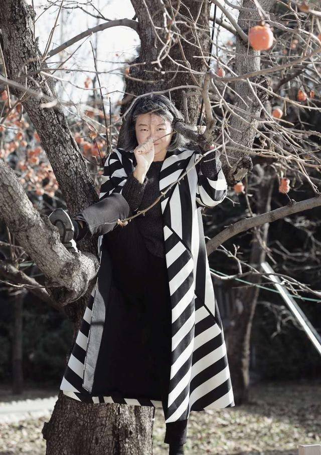 黑色 洪晃晒老公近照!打耳钉比前夫陈凯歌时髦,女儿更潮染渐变绿头发