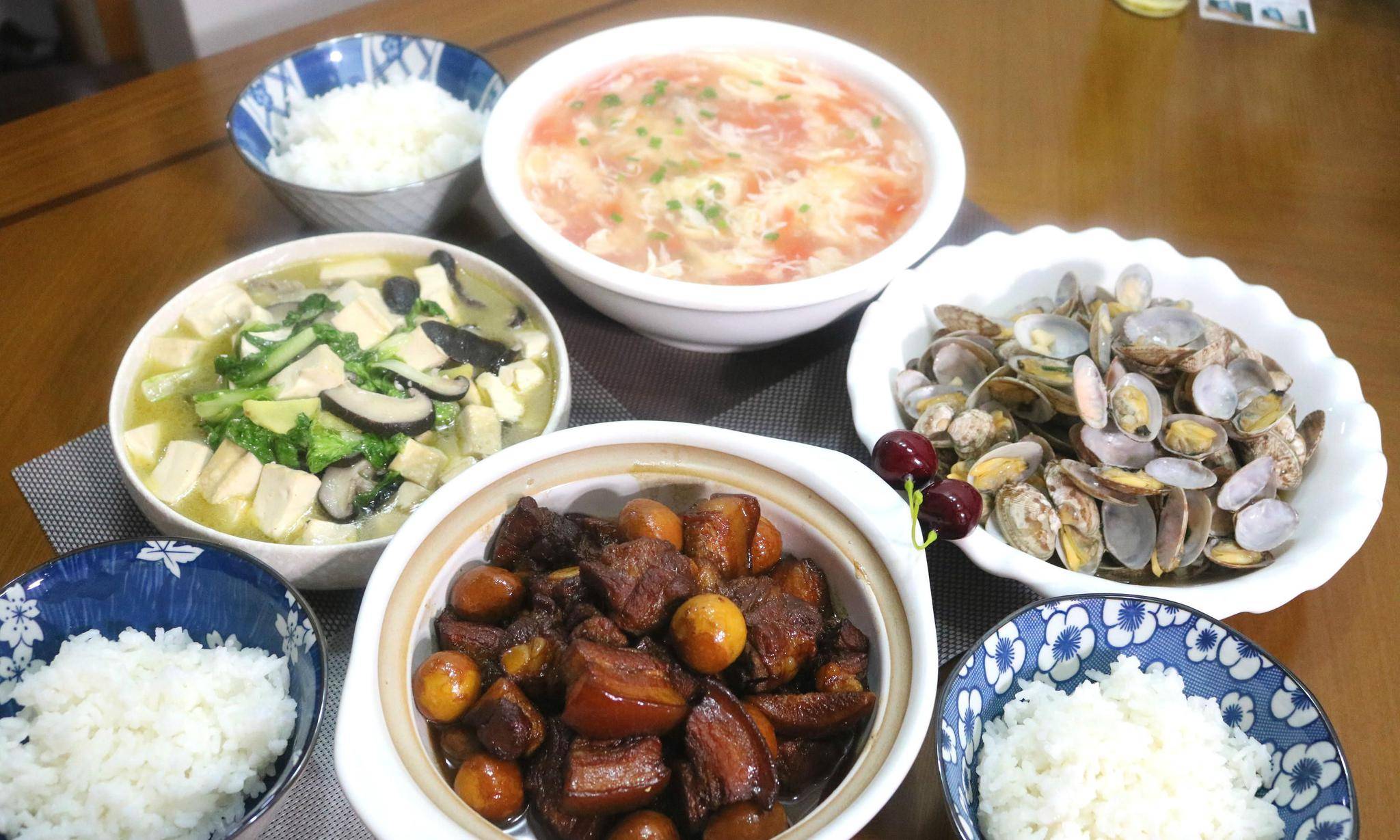 青岛退休老两口的晚餐没想到因为一桌菜火了朋友圈网友土豪