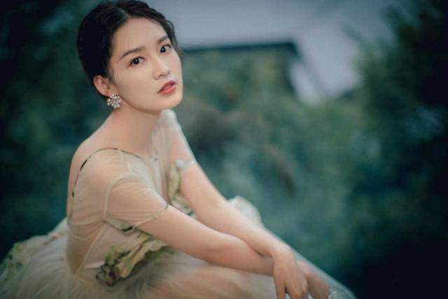 仙女 李沁仙女气质十足,编发造型搭配白色露背连衣裙,秒变神仙姐姐