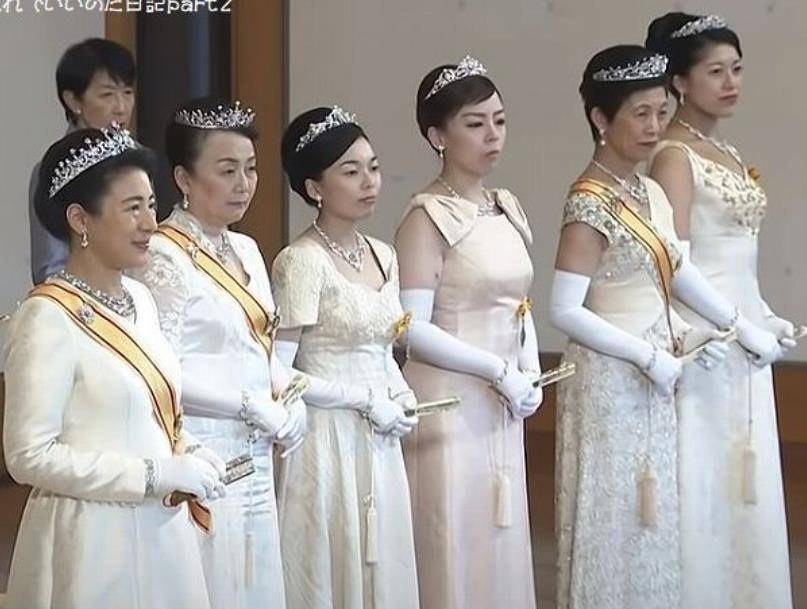爱子公主首次戴王冠,肤白貌美气质端庄,复制粘贴雅子皇后美貌_成人礼_王室_天皇