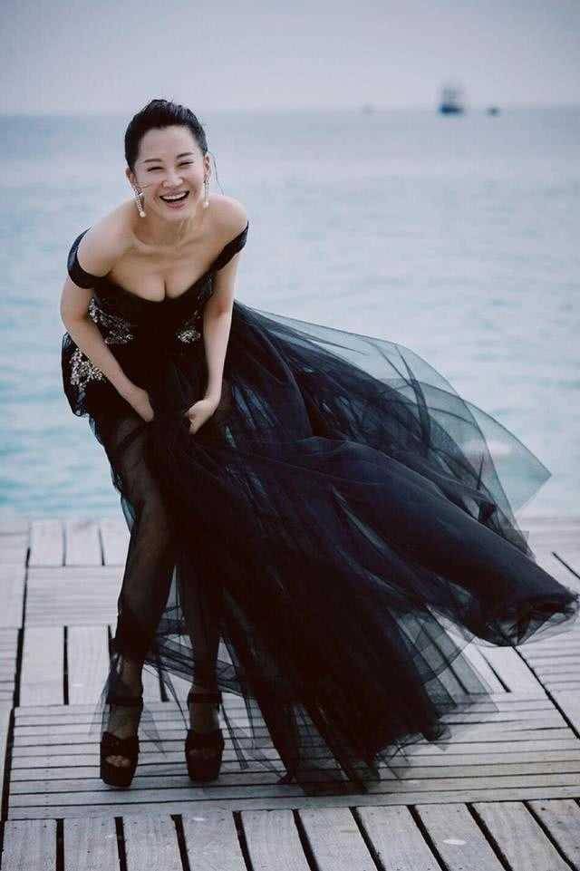 长裙 许晴的“气质”可真惊艳，穿衬衫长裙“蚂蚁腰”吸睛，51岁很有料