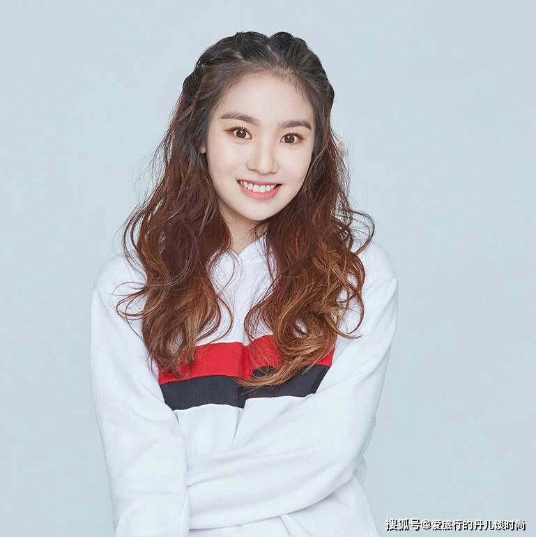 黑色 90后小花陈芳语身材好，衣品也很高，每一套穿搭都很高级