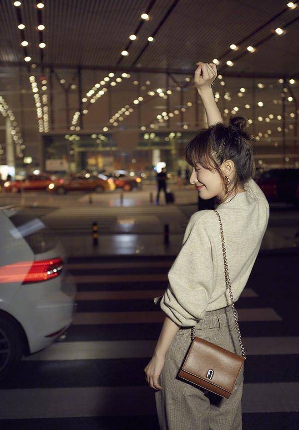 身材 吴昕对镜自拍成瘾，近照肌肤细腻不像37岁，拍照姿势越来越网红了