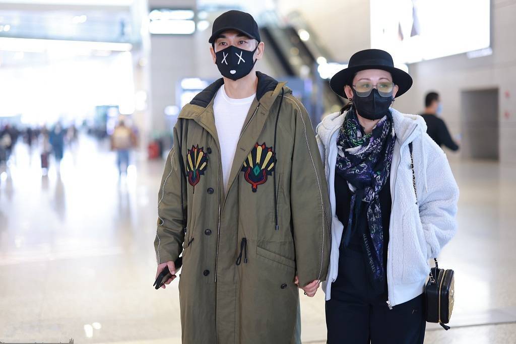 廓形 赵文卓夫妇现身,50岁打扮清爽似少年,与小9岁妻子同框似姐弟