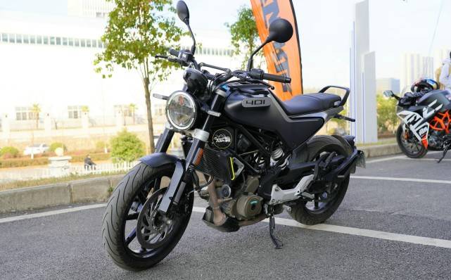 复古外衣下的"弯道火箭"胡斯瓦纳黑箭401简单试驾