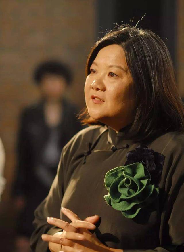 黑色 洪晃晒老公近照!打耳钉比前夫陈凯歌时髦,女儿更潮染渐变绿头发