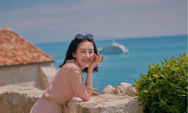 长裙 许晴的“气质”可真惊艳，穿衬衫长裙“蚂蚁腰”吸睛，51岁很有料