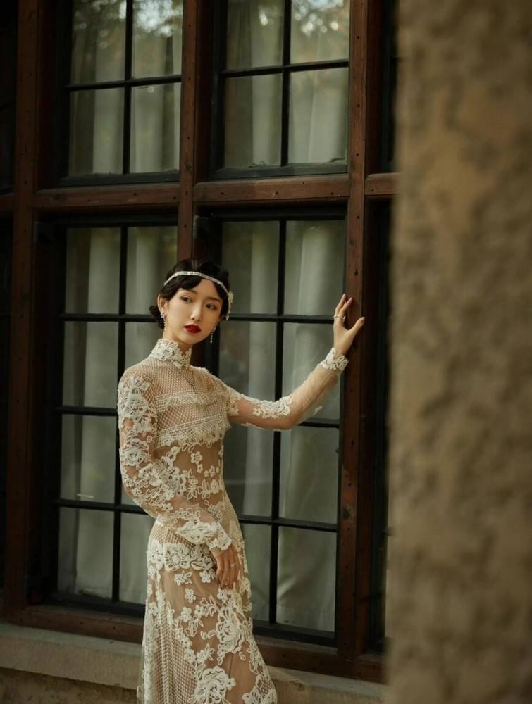 身材 毛晓彤真适合复古装,穿蕾丝裙分不清内衬和肌肤,看着得太撩人了