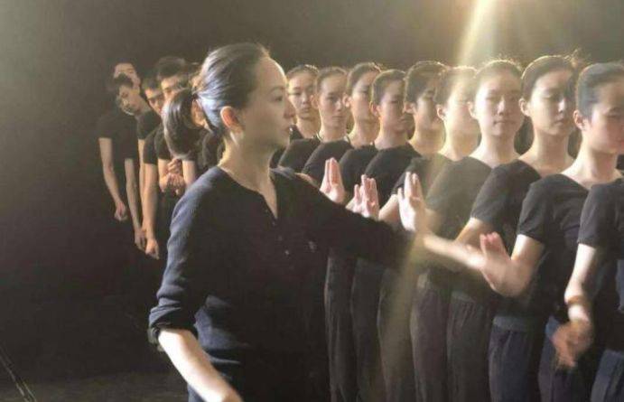 还是坚持艺术从业者该有的朴素,据说现在的邰丽华已经结婚组建了自己