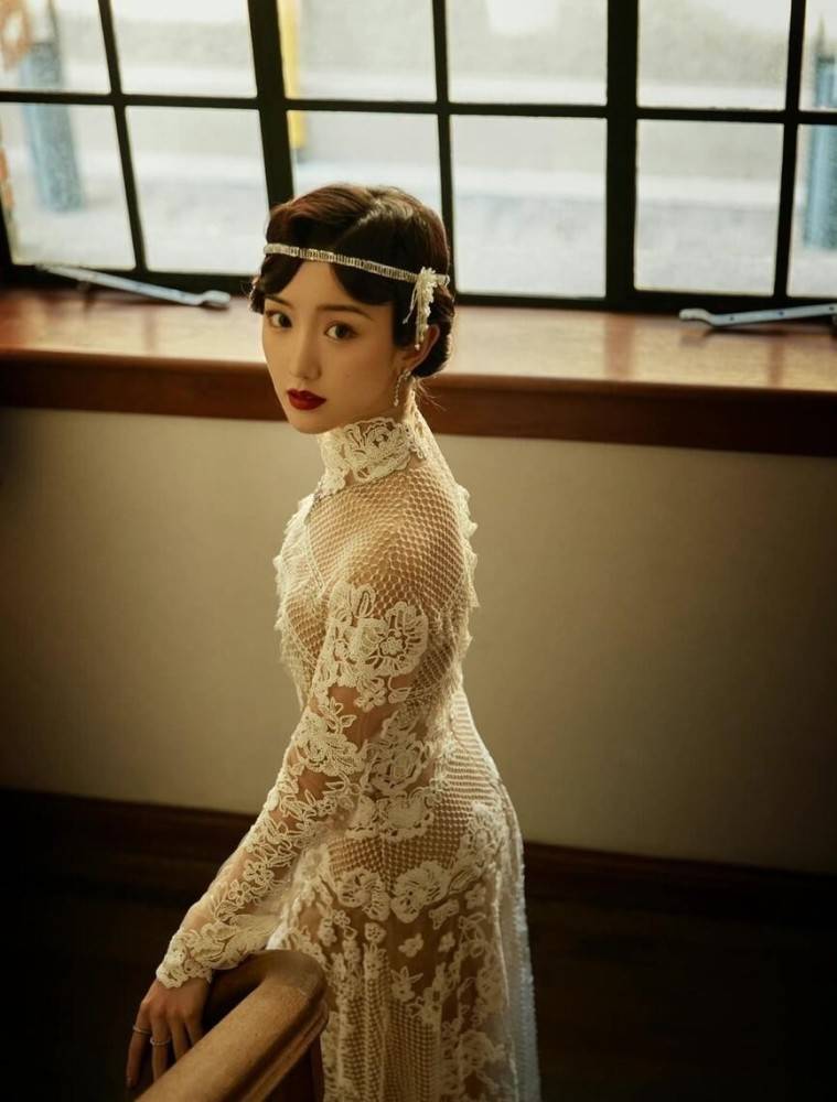 身材 毛晓彤真适合复古装,穿蕾丝裙分不清内衬和肌肤,看着得太撩人了