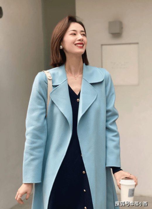 小白 2021年想穿大衣，就给自己入手这件“高级蓝”，显白显嫩又上档次