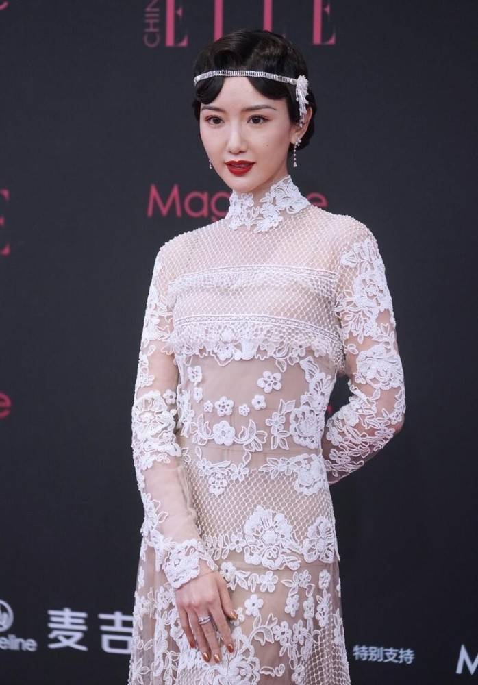身材 毛晓彤真适合复古装,穿蕾丝裙分不清内衬和肌肤,看着得太撩人了