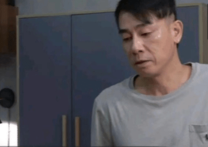 铁架子|54岁陈小春节目中落泪！因不舍兄弟淘汰哭到哽咽，眼眶通红惹人疼