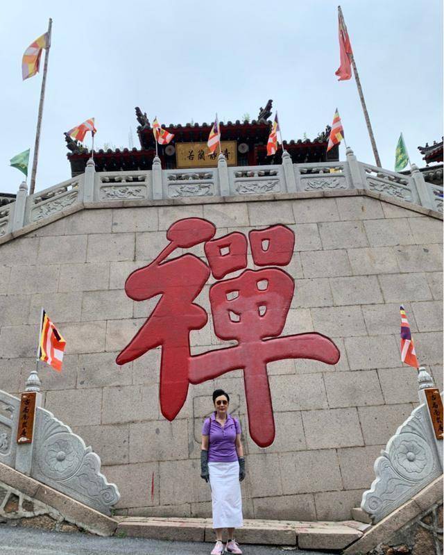 身材 汪明荃穿衣真胆大，身穿紧身紫色上衣，72岁身材依然凹凸有致