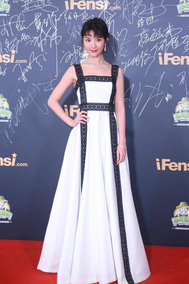 身材 毛晓彤真适合复古装，穿蕾丝裙分不清内衬和肌肤，看着得太撩人了