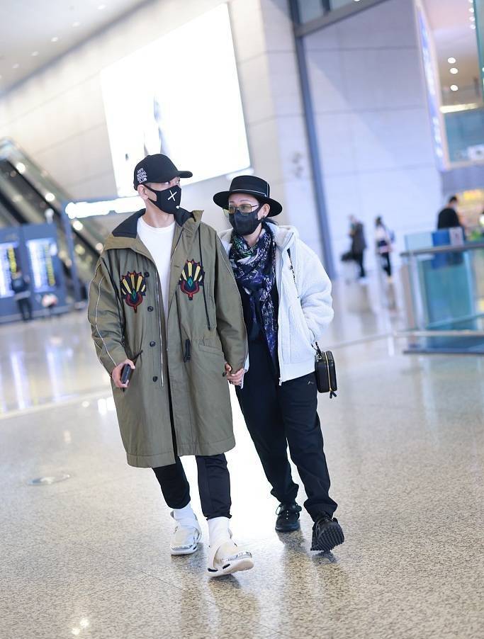 廓形 赵文卓夫妇现身,50岁打扮清爽似少年,与小9岁妻子同框似姐弟