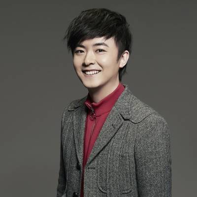 香港知名男歌手被诊断声带弯曲,早前还曾晕倒吐白沫_洪卓立_进行_情况