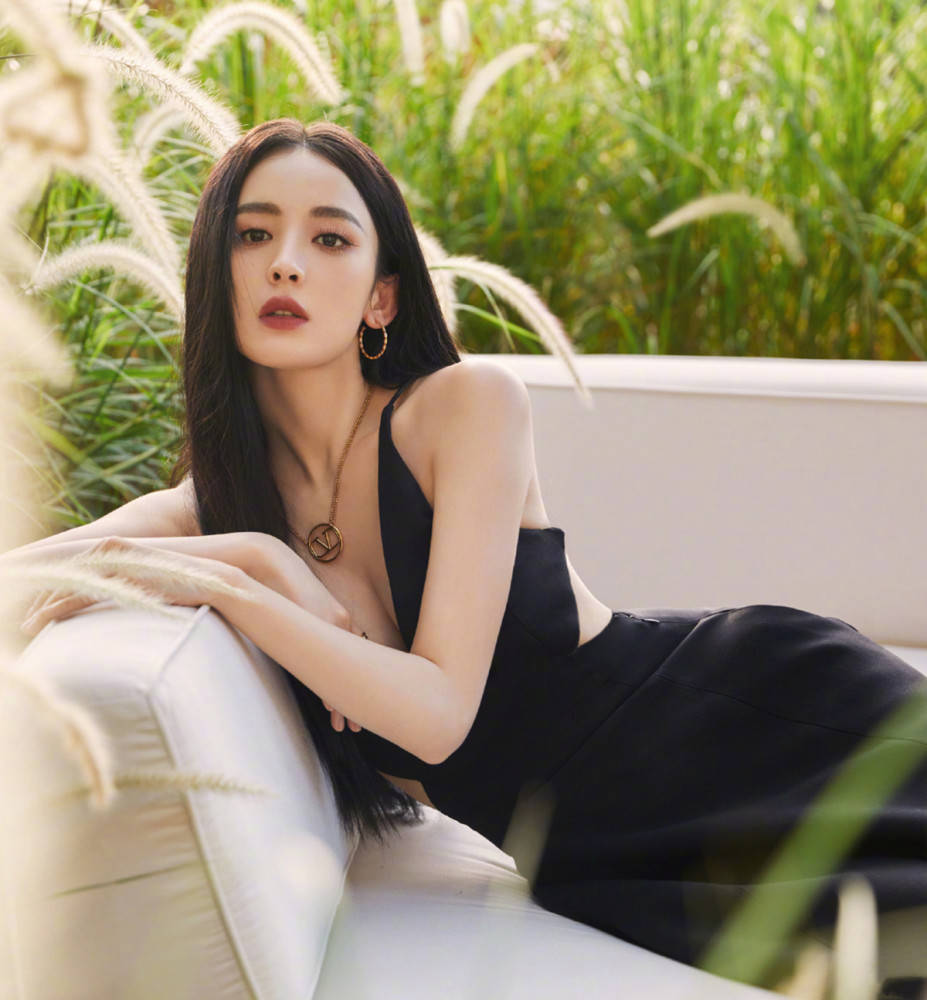 黑色 不愧是民族顾念,一袭土味裹胸吊带长裙都穿出了造型感