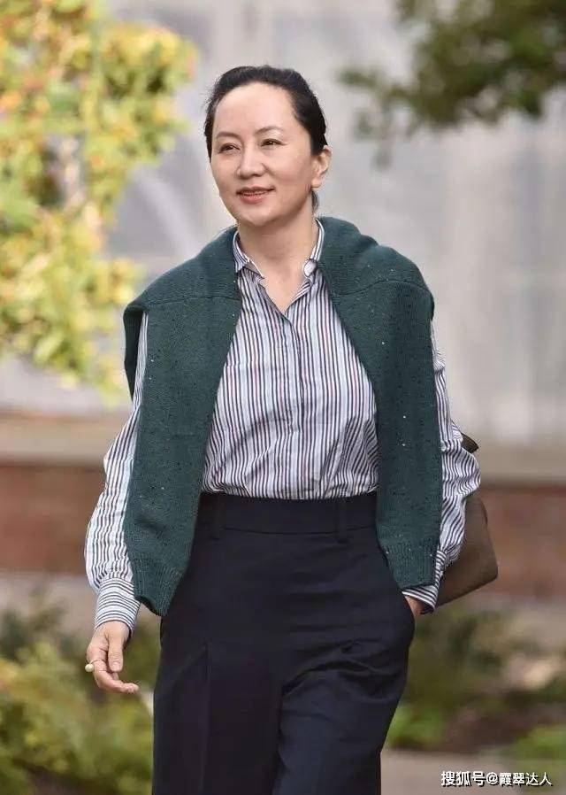 见过大场面的女人，穿大衣很少配打底裤，不得体！看她们你就懂了