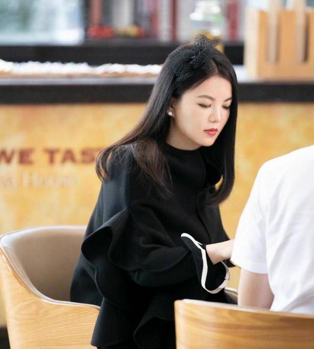 穿点 离婚后，李湘穿玫红羽绒被嘲臃肿俗气：其实你不需要时刻保持精致