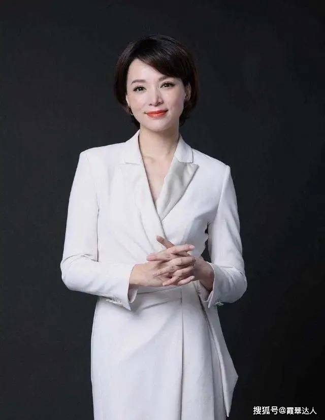 见过大场面的女人，穿大衣很少配打底裤，不得体！看她们你就懂了